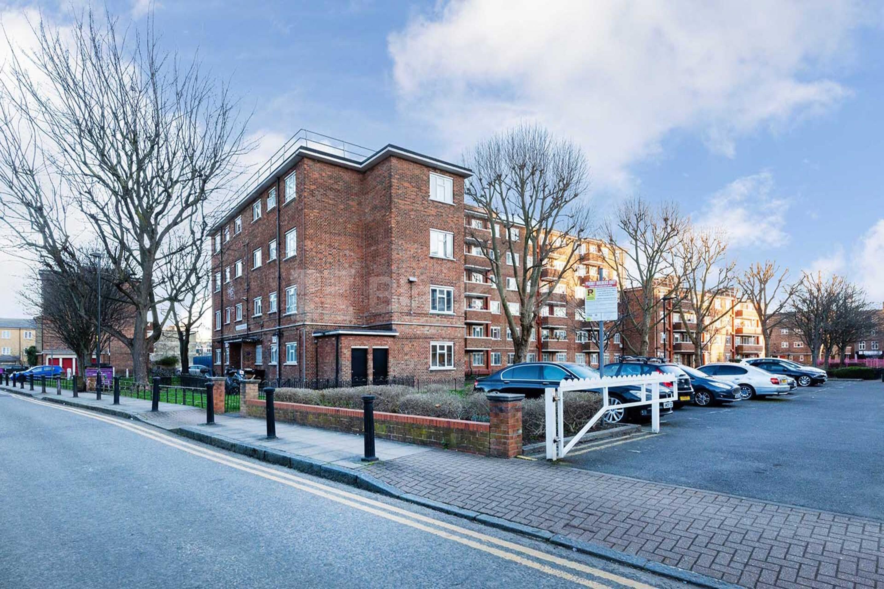Spacious three bedroom property minutes away from Whitechapel Lindley Street, Whitechapel E1
